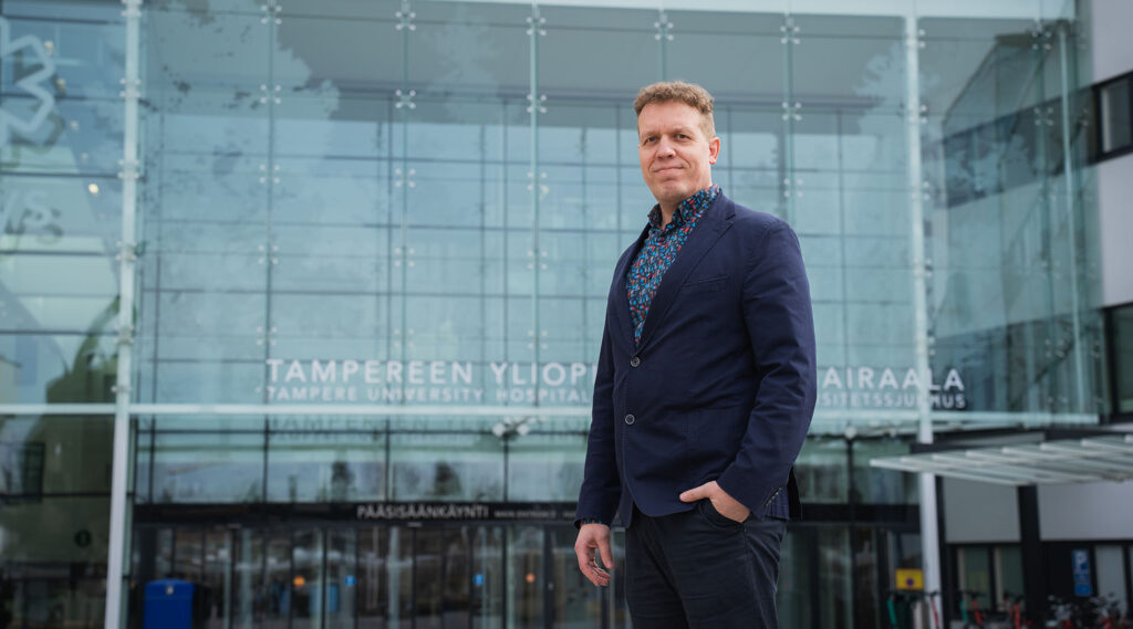Mikko Hannola Tampereen yliopistollisen sairaalan edessä.