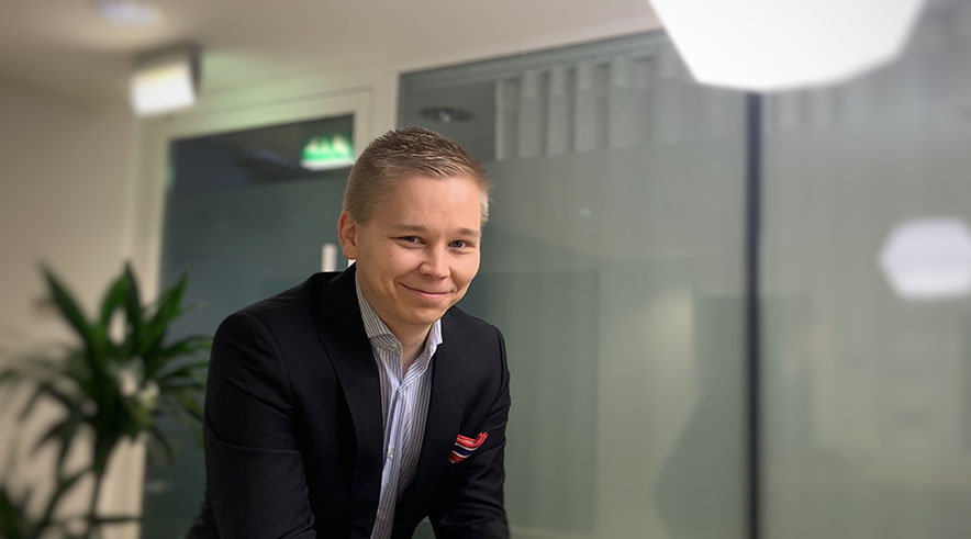 Kuvassa hymyilee Kuntarahoituksen digitaalisten palveluiden asiantuntija Jaakko Suhonen.