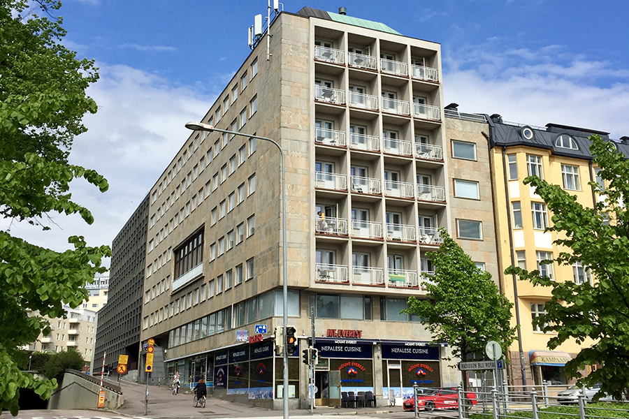 Ruskeaseinäinen Satakuntatalo kuvattuna kesällä.