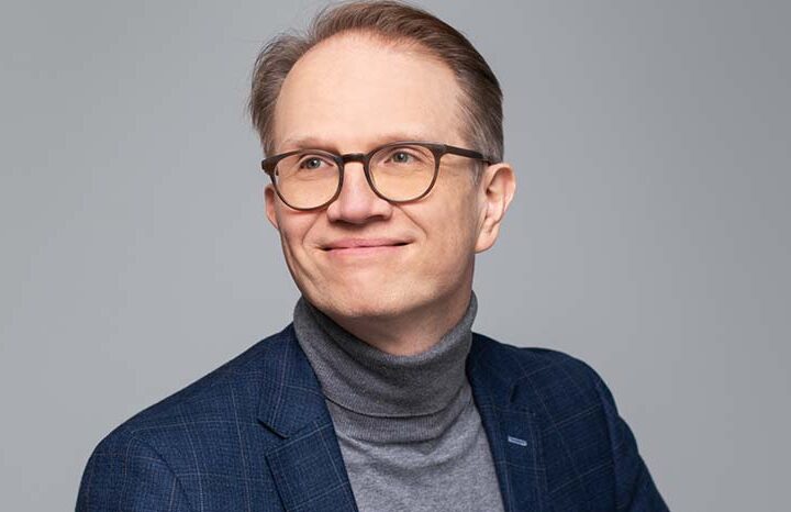 Kuvassa on Kuntarahoituksen pääekonomisti Timo Vesala.