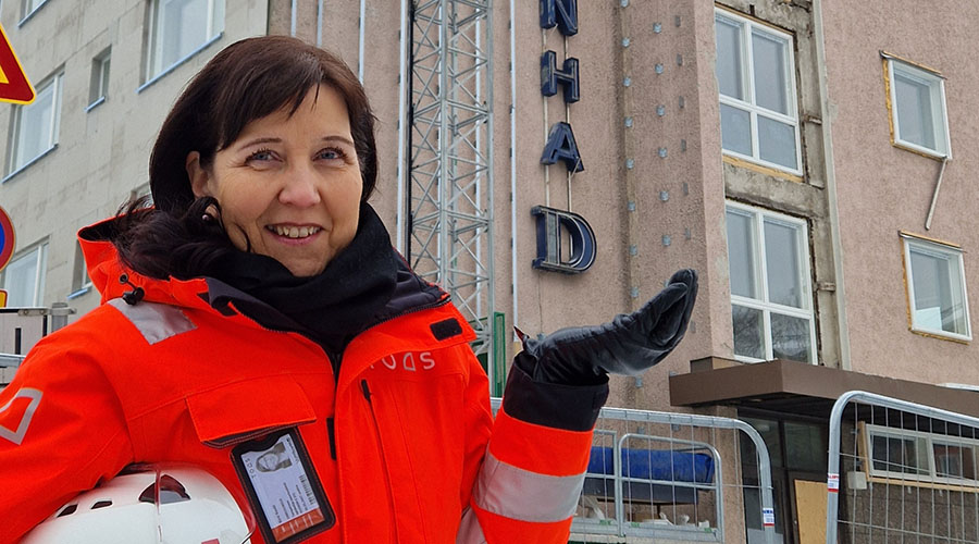 TOASin toimitusjohtaja Kirsi Koski rakennustyömaalla