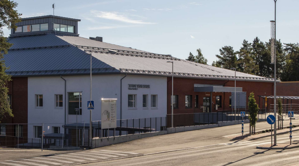Kuvassa on Siilinjärven terveyskeskus kadulta kuvattuna aurinkoisena päivänä.
